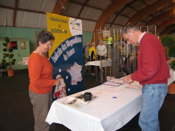 fichier 20060416_0800_preparation_stand_adf_gisele_lesude_bernard_lescude-0.jpg