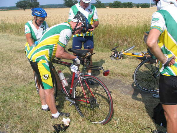 fichier 20060630_175316_hd_reparation2_ghislaine_devulder_pierre_dorne_roger_devulder_max_audouin_tandem_gg-0.jpg