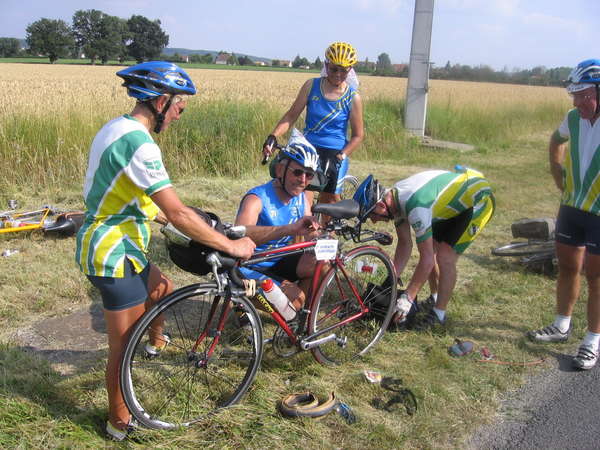 fichier 20060630_175840_hd_reparation3_ghislaine_devulder_guy_guilloteau_pierrette_guilloteau_pierre_dorne_roger_devulder_tandem_gg-0.jpg